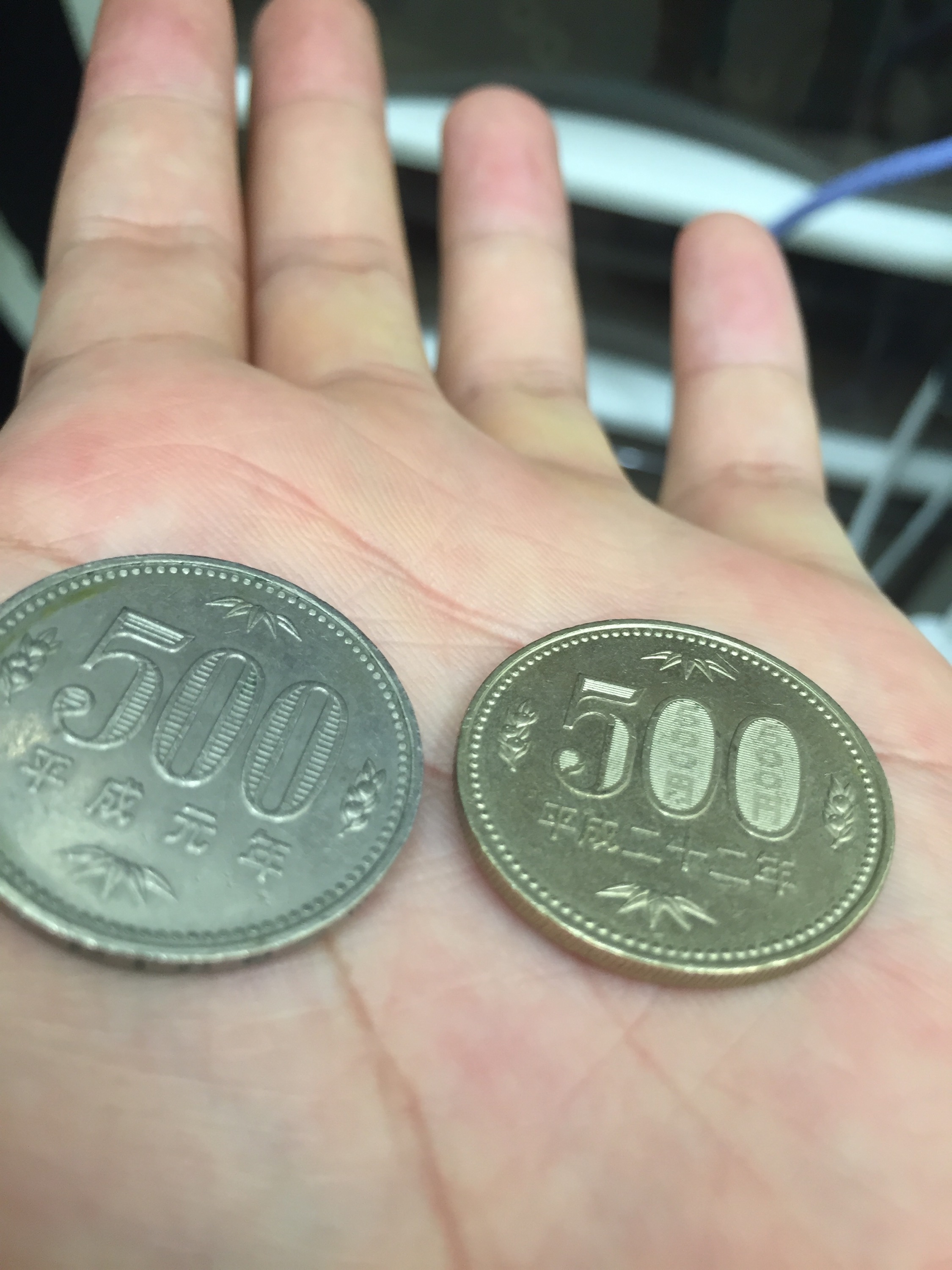 旧500円玉と、新500円玉